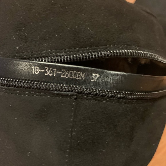 Black suede winter boots on an natural fur, European size 37 - Picture 7 of 15